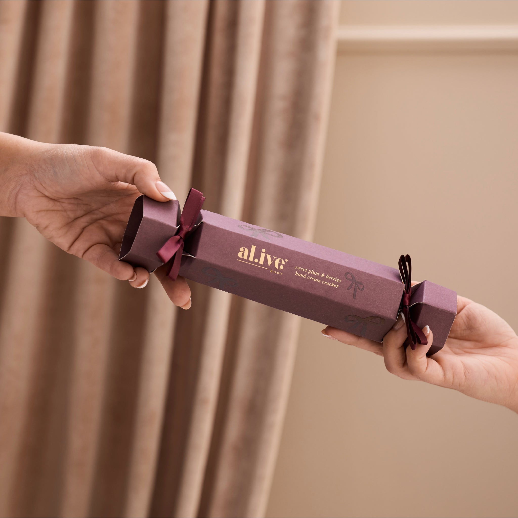 Alive Hand Cream Cracker - Sweet Plum & Berries