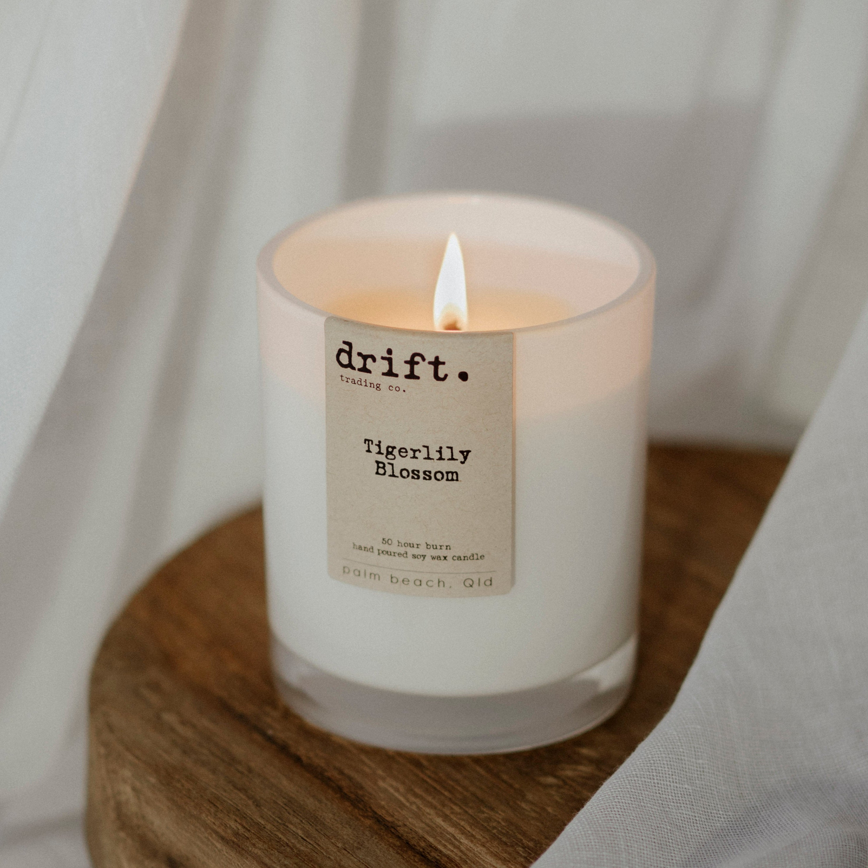 CLASSIC WHITE CANDLE WITH TIMBER LID - 50hr Burn
