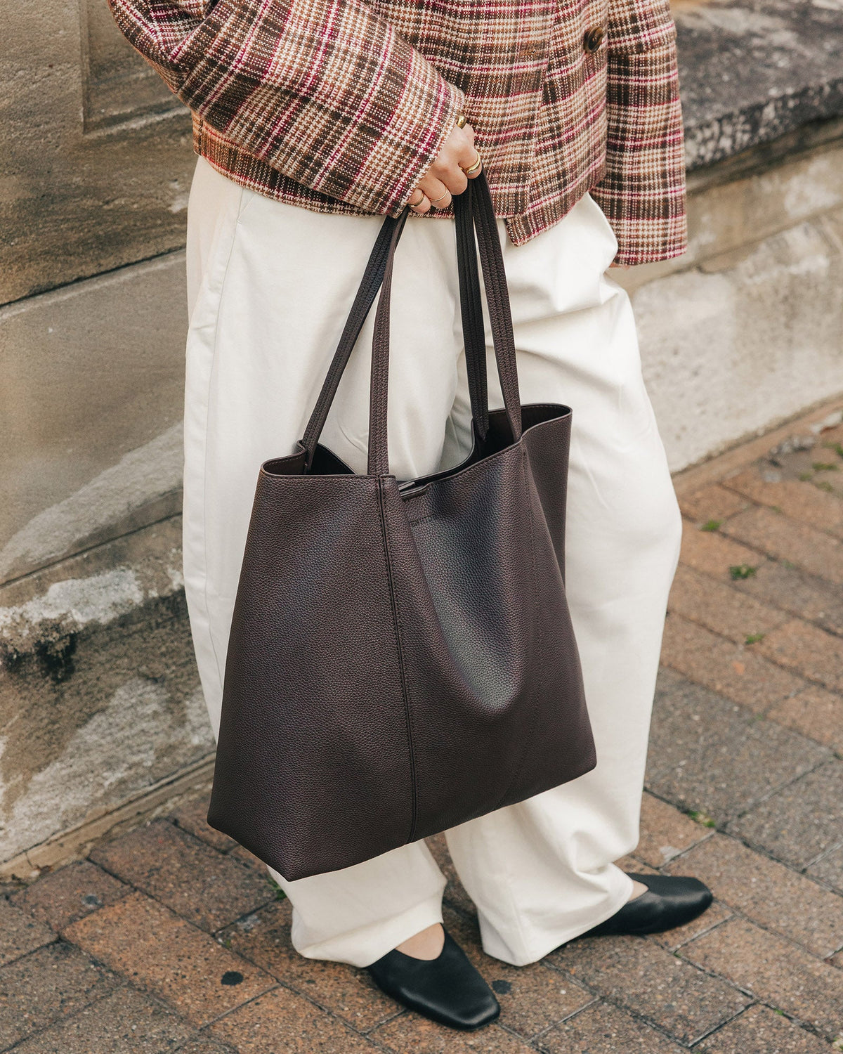 Colby Tote Bag (Chocolate) by Louenhide