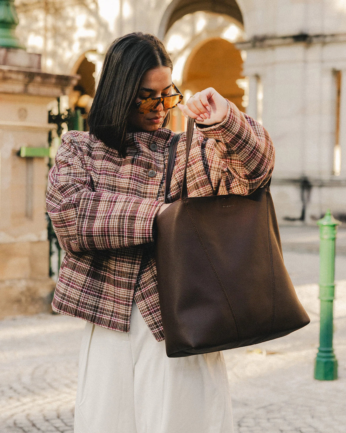 Colby Tote Bag (Chocolate) by Louenhide